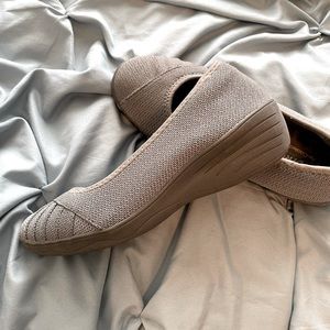 Skechers gray low heel shoes